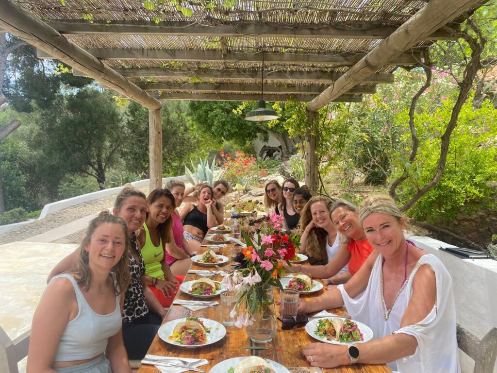 Retreat groep aan tafel met heerlijk vegan eten op Ibiza