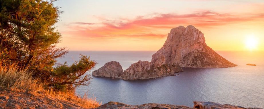 Zonsondergang bij magische rots Es Vedra op Ibiza