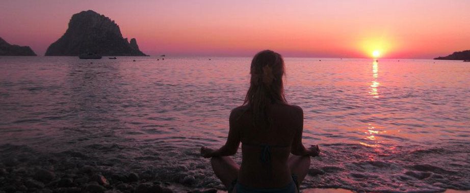 Zonsondergang meditatie op het strand tijdens mindfulness retreat Spanje