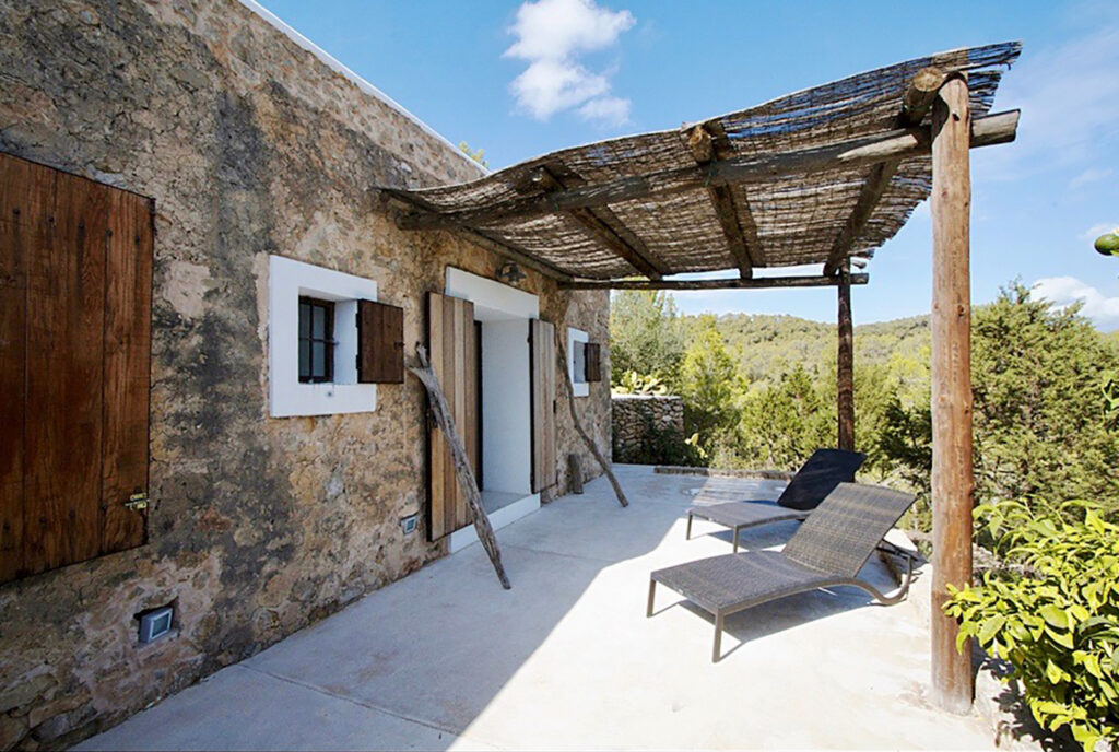 Luxe suite yoga retreat Happy Life Retreat Ibiza met eigen terras
