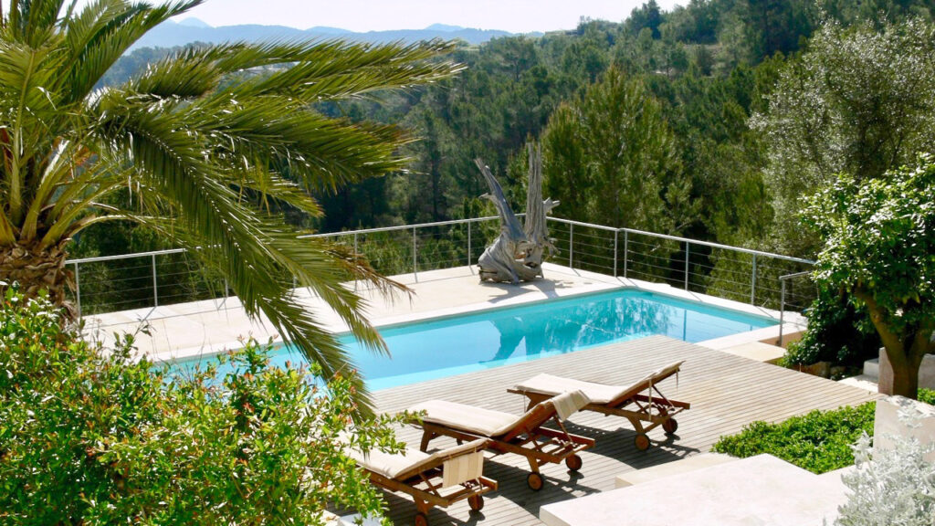 Zwembad yoga retreat locatie Ibiza