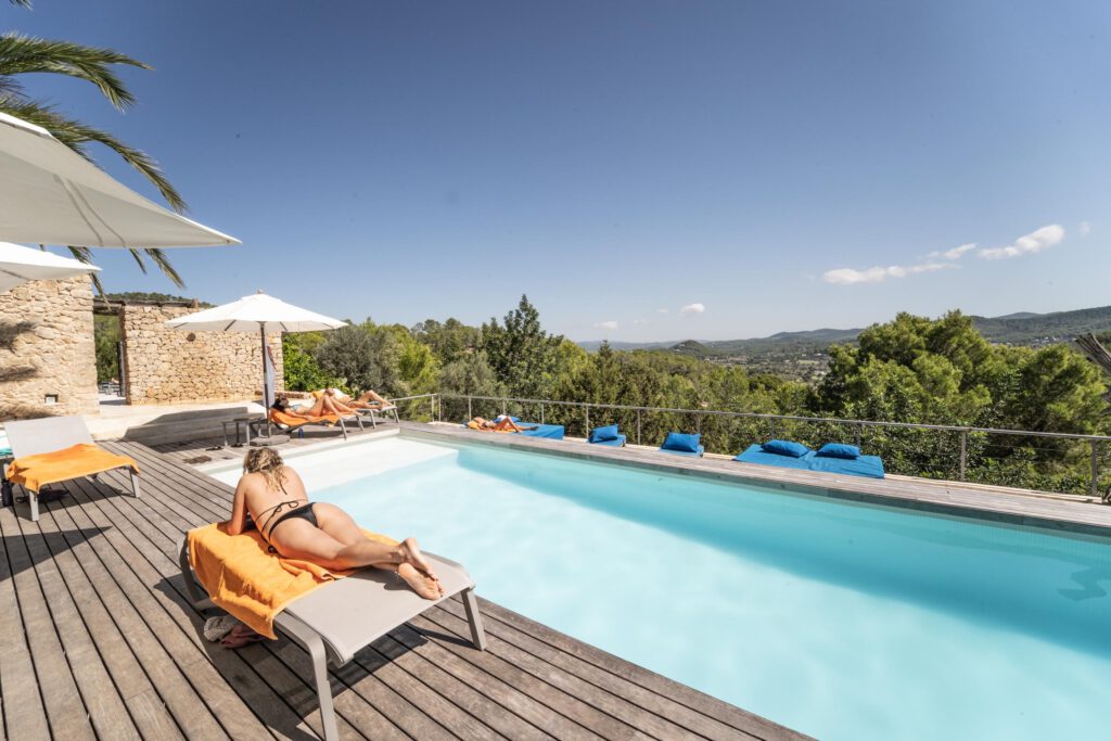 Zwembad relaxen uitzicht Ibiza