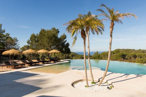Yoga retrea villa met zwembad en zeezicht Ibiza