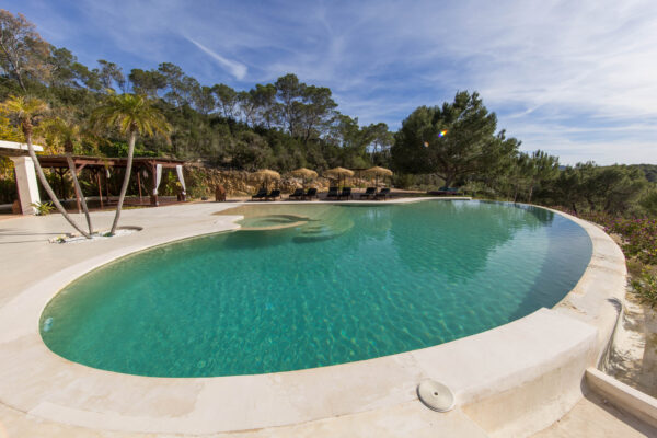 Zwembad bij yoga retreat villa Ibiza