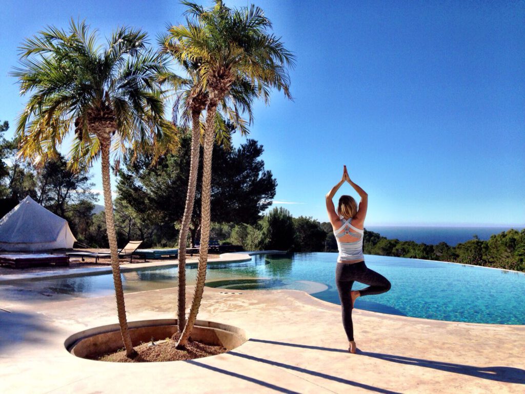 Yoga bij het zwembad op Ibiza
