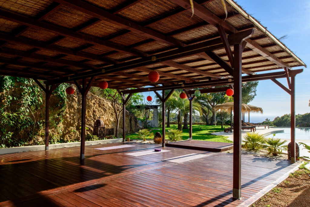 Yoga met prachtig uitzicht op kustlijn Ibiza tijdens Happy Life Retreat