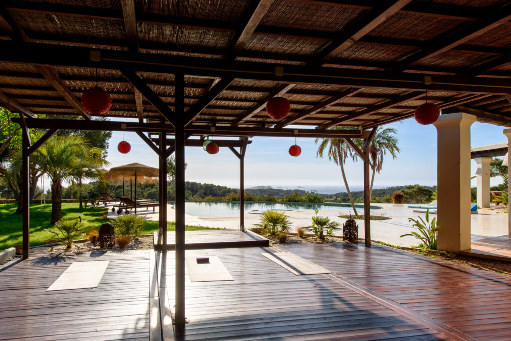 Yoga met prachtig uitzicht op kustlijn Ibiza tijdens Happy Life Retreat