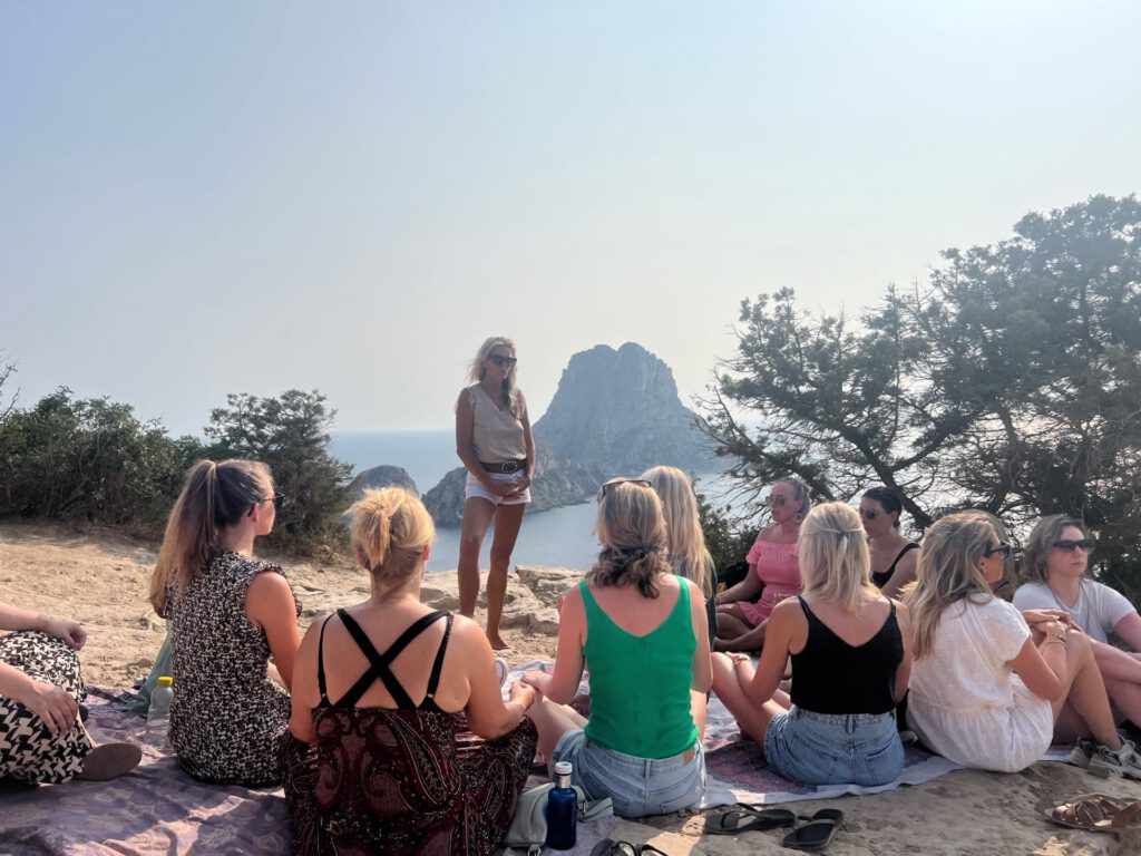 Loslaat ritueel tijdens Happy Life Retreat bij Es Vedra op Ibiza
