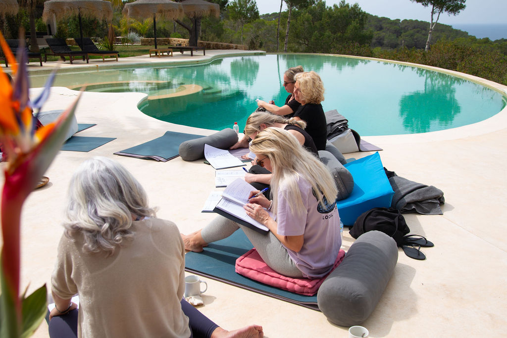 Coaching by the pool tijdens Happy Life yoga Retreat op Ibiza